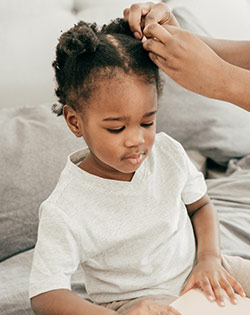 BROSSER LES CHEVEUX DE BÉBÉ BROSSER LES CHEVEUX DE BÉBÉ