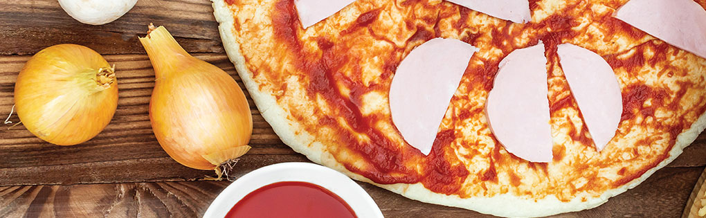 PIZZA FAIT-MAISON POUR TOUT-PETITS AVEC PETITS LÉGUMES PIZZA FAIT-MAISON POUR TOUT-PETITS AVEC PETITS LÉGUMES